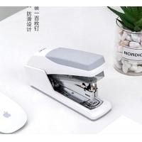 ราคา Deli ที่เย็บกระดาษประหยัดแรง เครื่องเย็บกระดาษ แม็ก สามารถเย็บได้สูงถึง 60 แผ่น อุปกรณ์สำนักงาน ที่เย็บกระดาษ (21114212624)