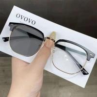 ราคา at5 แว่นตากรองแสง แว่นตา แฟชั่น แว่นเปลี่ยนสี แว่นสายตาสั้น แว่นสายตาเลนส์ออโต้ แว่นกรองแสงแท้ แว่นตา เลนส์ออโต้ แว่นกรองแสงฟ้า แว่นกรองแสงคอม ในอันเดียว ออกแดดเปลี่ยนสี ไม่มีค่าสายตาออโต้กรองแสง กรอง