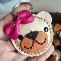 ราคา พวงกุญแจหนังแท้ หมีผูกโบว์ ใช้ห้อยกุญแจรถยนต์ พวงกุญแจตุ๊กตา พวงกุญแจ diy น่ารัก เหมาะสำหรับเป็นของชำร่วย (19784026194)