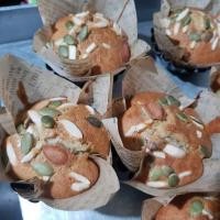 ราคา ขายดีค่ะเค้กกล้วยหอมหวานน้อยนุ่ม หน้าธัญพืช กล่อง 4 ชิ้น หวานน้อยสำหรับคนรักสุขภาพ แต่งหน้าด้วยธัญญาพืช (20188337271)