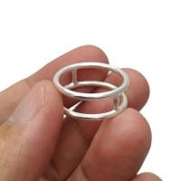 ราคา แหวน เงินแท้ 92 5 งานแฮนด์เมด ขึ้นมือ ยิงทรายเล็กน้อย หน้าแหวนกว้าง 8 มิล หนัก 3 4 กรัม ตัวเรือนแข็งแรงมากๆ ครับ และไม่ซ้ำใคร (18097112242)