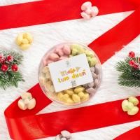 ราคา กลีบลำดวน ขนมไทยมงคล ทำจากแป้งสาลีนวดเคล้ากับน้ำตาลและน้ำมัน ปั้นเป็นดอก 3 กลีบ มีเกสรกลมตรงกลาง อย่างดอกลำดวน พร้อมอบควันเทียน (19517675970)