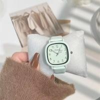 ราคา พร้อมส่ง นาฬิกาแฟชั่นสไตล์มหาลัยนาฬิกาหน้าปัดทรงสี่เหลี่ยมสำหรับนาฬิกาข้อมือสตรีฉบับภาษาเกาหลีนักเรียนเทรนด์นาฬิกาควอตซ์หน้าปัดขนาดเล็กทรงสี่เหลี่ยมที่ตรงกันทั้งหมด (20113282241)