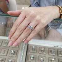 ราคา แหวนเพชรแถวคู่ชู 2 กะรัต เพชรสังเคราะห์เหลี่ยม H A นำเข้าเพชรเอง โรงงานทำเพชรแท้มา30ปีค่ะ (19152573058)