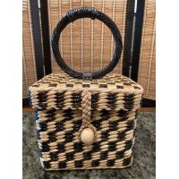 ราคา กระเป๋าสานผักตบชวาทรงกล่อง สานสลับลายหมากรุก งานสานละเอียด งานหายาก หูหวาย ซับในอย่างดี งานสานพรีเมี่ยม (11575465632)