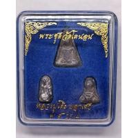 ราคา พระไตรภาคี ผสมเนื้อตะกั่วเก่าของหลวงปู่เอี่ยมวัดหนัง วัดโคนอน หลวงปู่โต๊ะปลุกเสก ปี พ ศ 2515 โดยพระชุดนี้ทางวัดได้นำมาบรรจุกล่องใหม่และนำมาให้บุคคลทั่วไปเช่าบูชาในงานประจำปีของวัด ซึ่งขณะนี้ในหนังสือเ