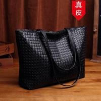 ราคา PZG622 Hong Kong Surrogate Shopping 2021กระเป๋าสตรีแบบที่มีคุณภาพสูงใหม่กระเป๋าขนาดใหญ่หนังแท้สีดำสานกระเป๋าสะพายไหล่แบบพกพา (13332105057)