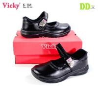ราคา รองเท้านักเรียนสีดำเด็กผู้หญิง VICKY รุ่น K 1M ลายการ์ตูนนกฮูก รองเท้านักเรียนหนังสีดำ รองเท้านักเรียนแบบล็อก (16093654883)