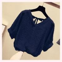 ราคา เสื้อชีฟองเลียนแบบคอวีเปลือยหลังของผู้หญิงเสื้อยืดแขนสั้นบางและระบายอากาศบางแฟชั่นทรงหลวมสไตล์เกาหลีใหม่ (12818255306)