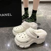 ราคา รองเท้าคร็อคส์บุขนกำมะหยี่สำหรับผู้หญิงรองเท้าแตะผ้าฝ้ายบุขนถอดออกได้ให้ความอบอุ่นเพิ่มความสูงพื้นหนาแบบใหม่ฤดูหนาวปี2023 (20692199785)