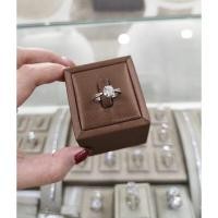 ราคา แหวนเพชรชู 1 กะรัต 6 หนามเตย เพชรสังเคราะห์ เหลี่ยม H A นำเข้าเพชรเอง โรงงานทำเพชรแท้กว่า30ปี บ้านหม้อ (19152420833)