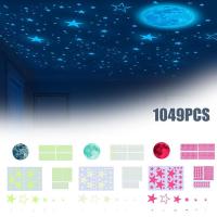 ราคา กาวเรืองแสงในที่มืดสติ๊กเกอร์ติดผนังดวงจันทร์และดวงดาวจำนวน1049ชิ้นสติกเกอร์ดาวติดผนังเรืองแสงสำหรับห้องเด็กเพดานผนังตกแต่งห้องสติ๊กเกอร์ติดกำแพงสถานดูแลเด็กสติ๊กเกอร์รูปดาวเรืองแสง NRhome (1968102191