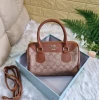 ราคา กระเป๋าสะพายผญ กระเป๋าสะพายข้าง กระเป๋า กระเป๋าทรงหมอน กระเป๋าโคช 9นิ้ว กระเป๋าสะพายผญ กระเป๋าแฟชั่นมาใหม่ กระเป๋าถือCh9 (15798880577)