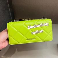 ราคา Charles Keith Chain Handle Quilted Long Wallet กระเป๋าสตางค์ สะพายข้าง (16327477032)