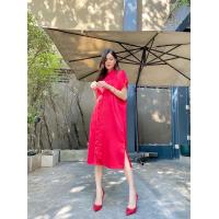 ราคา อาหมวย ใส่สวย สีสด ท้าแดด คร้าาาาาา เดรสแขนล้ำทรงคอจีน ดีไซน์กระดุมหน้ายาว ผ่าข้างเล็กน้อย ดีเทลแขนเย็บ เบิ้ลซ้อนทับ แพทเทิร์นเบสิคสไตล์ ทรงเรียบง่ายแต่สวยปังดูดี เนื้อผ้า Valentino Zilk มีเทคเจอร์สีแ