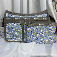 ราคา LeSportsac กระเป๋าผู้หญิงสไตล์ญี่ปุ่นกระเป๋าแฟชั่นถุงผ้าผู้หญิงลำลองกระเป๋าทรงสี่เหลี่ยมมีหูหิ้วสะพายไหล่พิมพ์ลายการ์ตูนกระเป๋าอเนกประสงค์ไหล่7507กระเป๋าหิ้ว (19795108294)
