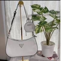 ราคา พร้อมส่ง กระเป๋าสะพาย Guess hobo แถมใบลูก สวยมากค่ะ แท้ (15281513557)