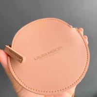 ราคา กระเป๋าใส่สตางค์คล้องคอ Laura Mercier (20568586723)