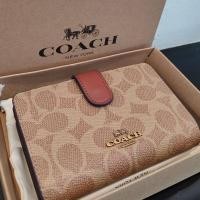 ราคา กระเป๋าสตางค์โค้ชแท้ใบสั้น เอ้าเลท 5 นิ้ว หนังแท้ลายซี คลาสสิคสีน้ำตาล (20720568260)