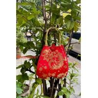 ราคา ถุงใส่ส้มสีแดง ทรงกระเป๋าถือ สี่เหลี่ยม เชือกสีทอง สีมงคลจีนพร้อมลายมงคลจีน ผ้ากำมะหยี่อย่างดี (21237802032)