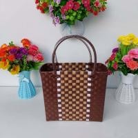 ราคา กระเป๋าสาน ตระกร้าสาน เส้นพลาสติกสาน กระเป๋าสานเส้นพลาสติก กระเป๋าถือ กระเป๋าจ่ายตลาด กว้าง13ยาว24สูง23cmขอบปากตะกร้า (3597024823)