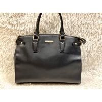 ราคา กระเป๋าหนังมือสอง แบรนด์ ANNE KLEIN สภาพยังใหม่ มีช่องใส่ของช่องใหญ่ 1 ช่อง ภายในสะอาด กระเป๋ามีขนาดฐานกว้าง 4 นิ้ว ยาว 13 นิ้ว สูง 11 นิ้ว (21070901048)