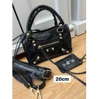 ราคา ส่งฟรี กระเป๋าถือ สะพายข้าง บาลอง BL PU Premium Leather 20 24 28 36 CM 8 9 11 14 หนังพรีเมียม ประดับหมุดทอง สไตล์แบรนด์เนม เข้ากับทุกการแต่งกาย (20546008823)