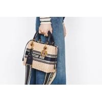 ราคา Chris tian dior แบบถือ ขนาด 12 นิ้ว (21096126875)