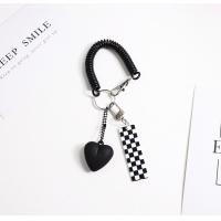 ราคา ร้านไทย พร้อมส่ง พวงกุญแจสีขาวดำ มาพร้อมจี้หัวใจ ลายตารางและสายยืดคล้องมือได้ กระเป๋าจิ๋วลายตาราง พวงกุญแจรถยนต์ (16178081637)