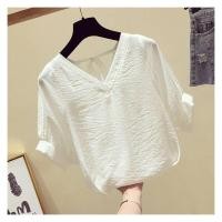 ราคา เสื้อชีฟองเลียนแบบคอวีเปลือยหลังของผู้หญิงเสื้อยืดแขนสั้นบางและระบายอากาศบางแฟชั่นทรงหลวมสไตล์เกาหลีใหม่ (12818255312)
