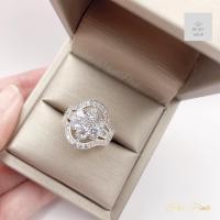 ราคา แหวนเพชรหน้ากว้างทรงดอกไม้ก้านฝังเพชรสามแถว ขนาดฟรีไซต์ (21235927887)