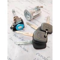 ราคา กุญแจประตู โตโยต้า วีโก้ vigo กุญแจ ประตู เลือกซื้อแยก ซ้ายหรือขวา 450บาท และ ขายแบบคู่ต่างลูกกุญแจ 850บาท หรือ สตาร์ท ประตูขวา 850 บาท (19601260003)