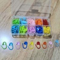 ราคา เข็มกลัดพลาสติก ใช้ทำสัญลักษณ์มาร์คห่วง บรรจุกล่องมี 10 ช่อง มี 10 สี สีละ 12 ชิ้น รวม 120 ชิ้น (20800804844)