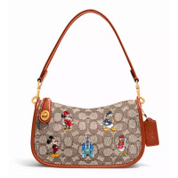 ราคา กระเป๋าสะพาย COACH แท้ รุ่นหรูจาก Shop ผ้าและหนังแท้ รุ่น Limited ลาย Disney COACH C8620 Disney X Coach Swinger Signature Textile Jacquard Mickey Mouse (21086389205)