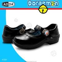 ราคา ADDA รุ่น 41Z01 รองเท้านักเรียนหญิงรุ่นใหม่ รองเท้านักเรียนหนังสีดำราคาถูก แบบล๊อคลายโดเรมอน ถุงเท้านักเรียนพื้นเทาลายการ์ตูน (1424502092)