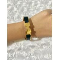 ราคา กำไล Hermes พร้อมซองแบรนด์ ตัวเรือนสีทอง วง17ซม มีตราปั๊มเหมือนจริงเหมือนของแท้มาก งานใส่ทนมากใส่พอดีกำลังสวย ในรูปเป็นงานจริงสีสวยงานดี (16195551733)