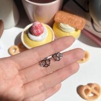 ราคา Petite Pretzel Love Stud ต่างหูแบบสตั๊ดรูป Pretzel (20168127641)