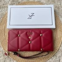 ราคา ลดราคาแรง กระเป๋าสตางค์ใบยาว Lyn ขนาด7 5นิ้ว รุ่นใบใหญ่และใบเล็ก งานแท้จากโรงงานผลิตแบรนด์ คัดตำหนิสวยเนี้ยบ ทุกใบ กระเป๋าตังค์ กระเป๋าสตางค์ใบยาว กระเป๋าคล้องมือ กระเป๋าสตรี (16167323673)