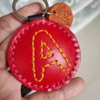 ราคา พวงกุญแจตัวอักษร ABC พวงกุญแจหนังแท้ ใช้ห้อยกุญแจ ห้อยกระเป๋า ทำจากหนังวัวแท้ 100 (16840244141)
