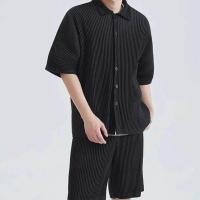 ราคา Issey Miyake เสื้อเชิ๊ตแขนสั้นแบบหลวมเสื้อเชิ๊ตแขนสั้นเสื้อเชิ๊ตทรงหลวมสไตล์ญี่ปุ่นเสื้อเชิ๊ตตัวยาวแนวตั้งของผู้ชายสไตล์ลำลองในฤดูร้อนที่มีแขน5นาที (19261091593)