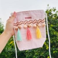 ราคา กระเป๋าสะพายข้าง ผ้าดิบ มินิมอล แต่งพู่ กระเป๋าผ้า มินิมอลผ้าดิบ แต่งปอมๆ แต่งพู่ (13782540909)