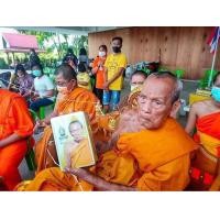 ราคา ยกลังซีนเดิม 100 เหรียญ ลุ้นซีนเดิม เหรียญเปลวเทียน ตำนาน ๘๐ ปี หลวงพ่อเดิม หลวงพ่อพัฒน์ PSGA หลวงพ่อพัฒน์ วัดห้วยด้วน (19184534538)
