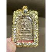 ราคา สมเด็จพิมพ์ประธานหลังเรียบ เนื้อผง ลงรักดำปิดทองเก่า ใส่กรอบชุบทองไมครอนประดับพลอย (16216559053)