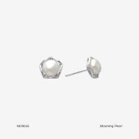 ราคา ต่างหู ผู้หญิง แฟชั่น ต่างหูเงินแท้ MOIRAE Blooming Pearl ตัวเรือนทำด้วย 925 Silver ตุ้มหูเงินแท้ ต่างหูแฟชั่น จิวเวอรี่ ต่างหูแป้น ประดับมุกน้ำจืด ไข่มุกแท้สีขาว (21255841443)