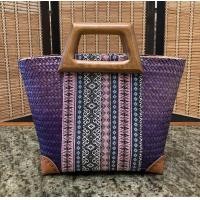ราคา กระเป๋าสานกระจูดย้อมสีขัด คาดผ้าฝ้ายทอลายอย่างดี หูไม้ มีซิป มีซับใน (11697500009)