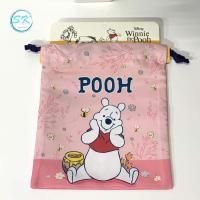 ราคา กระเป๋าหูรูด ถุงผ้าหูรูดลายน่ารัก กระเป๋าหูรูดอเนกประสงค์ กระเป๋าลายการ์ตูน ลายลิขสิทธิ์แท้ 100 ขนาด 18 5 ซม 21 5 ซม (10119215142)