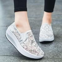 ราคา รองเท้าผ้าใบผู้หญิงสีดำสีขาวสไตล์เกาหลีรองเท้าส้นเตี้ยทรงสลิปออนแฟชั่นสำหรับผู้หญิงรองเท้าส้นสูงรองเท้าลำลอง (19408280676)