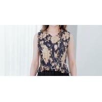 ราคา Jubbie Chrissie เสื้อครอปพลีทแขนกุด คอวี ผ้าไหมอิตาลี พิมพ์ลายโซ่ดอกไม้ อก Freesize ยืดสุด 52 นิ้ว ยาว 18 นิ้ว (20222018244)