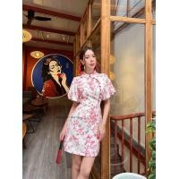 ราคา เดรสกระโปรงกี่เพ้า แขนทรงบอลลูนคอจีน ทรงพอดีตัวใส่กำลังสวย พิมพ์ลายสวยคลาสสิคเข้ากับเทศกาลตรุษจีน ท่อนบนแต่งกุ๊นสีแดงหนึ่งเส้นตั้งแต่ตรงคอยาวลงมาถึงเอวแต่งกระดุมเม็ดเล็กเรียงสวย ผ้าเนื้อดีมีน้ำหนัก ใส
