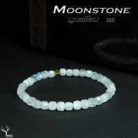 ราคา กำไลหิน มูนสโตน Moonstone หินแท้100 ขนาด 4mm ทรงลูกบาศก์ เจียรเหลี่ยม สร้อยข้อมือหิน หินนำโชค หินมงคล หินเสริมดวง สร้อยข้อมือหิน (16522031941)